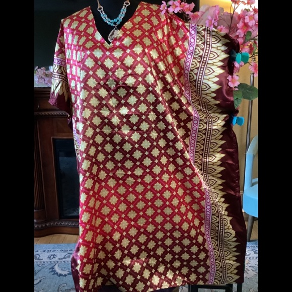 🌹NWT WINLAR GYPSY RED ROYAL SATIN CHARMEUSE COVERUP/ CAFTAN - Picture 3 of 10